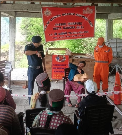 14NDRF's tweet photo. 14th Bn NDRF Conducted a Community Awareness Program at Vill-Meeru Khas, Sub-Tehsil - Tapri, Distt-Kinnaur (H.P).
Beneficiaries: 26 (Male &amp; Female) https://t.co/mjKtlywRMf
