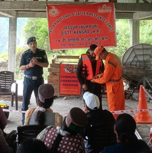 14NDRF's tweet photo. 14th Bn NDRF Conducted a Community Awareness Program at Vill-Meeru Khas, Sub-Tehsil - Tapri, Distt-Kinnaur (H.P).
Beneficiaries: 26 (Male &amp; Female) https://t.co/mjKtlywRMf