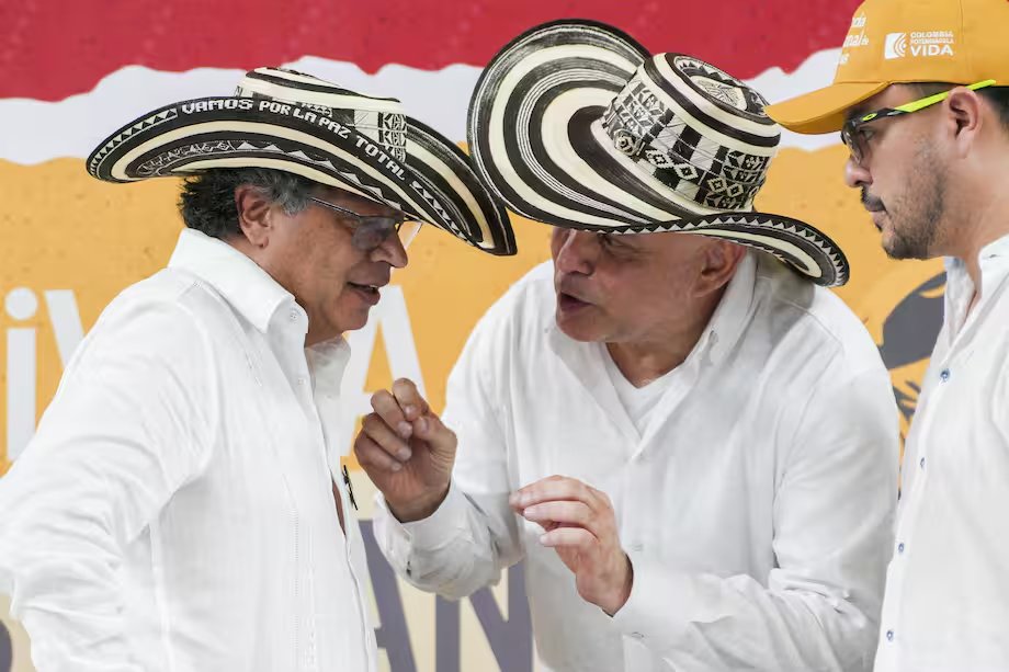 jfrodriguezgdgg's tweet photo. @petrogustavo, deje la demagogia barata.

Su trino NO es una denuncia seria: es una pieza de agitación política, ambigua, desordenada y llena de acusaciones gravísimas sin una sola prueba pública verificable.

Usted habla de fraude, algoritmos extranjeros, fascismo, resistencia activa y desobediencia civil, pero no presenta peritajes, trazabilidad, cadena de custodia, soporte técnico ni evidencia pública. Solo teorías macondianas para envenenar la transición.

El @CNE_COLOMBIA  ya reconoció oficialmente a @ABDELAESPRIELLA  como presidente electo. Esa credencial debe respetarse institucionalmente. La voluntad popular no se desconoce con hilos incendiarios en X, espectáculos de sillas vacías ni propaganda desde el poder saliente.

Y no tergiverse el retiro del empalme. Los representantes del gobierno entrante se retiraron por orden de @ABDELAESPRIELLA presidnete electo, ante la falta de garantías, el desconocimiento político de su elección y la entrega de información que consideran incompleta, inconsistente o no confiable. Eso no es cobardía: es defensa institucional frente a un gobierno saliente que pretende convertir el empalme en una puesta en escena.

Además, resulta grotesco que usted pretenda posar de juez moral frente a supuestos vínculos criminales, cuando su propio gobierno nombró a Salvatore Mancuso como gestor de paz, designó exjefes de las AUC como gestores y llevó a cabecillas de bandas criminales de Medellín a una tarima pública bajo el disfraz de la “Paz Total”.

Eso sí está registrado. Eso sí fue documentado por medios. Eso sí debe ser investigado. @SenadoGovCo @PGN_COL @FiscaliaCol 

@carluciolopez  ya pidió que usted sea juzgado y que los hallazgos del empalme lleguen a la justicia. Eso es lo que corresponde en un Estado de derecho: pruebas, investigación, responsabilidad institucional y control judicial.

Si usted tiene pruebas de fraude, radíquelas ante la autoridad competente. Si no las tiene, deje de usar el poder saliente para sabotear políticamente la transición.

El empalme no es propaganda, no es campaña, no es victimización, no es una tarima de militancia. Es una obligación institucional con Colombia.

Entregar el poder mientras intenta deslegitimar al gobierno entrante no es respeto constitucional. Es sabotaje político disfrazado de democracia.

PD: importante, que las pruebas que presente no sean generadas con AI, sea serio y deje tanto café de leche.  

#PetroVergüenzaMundial #PetroSeráExtraditado #PetroTraidorALaPatria