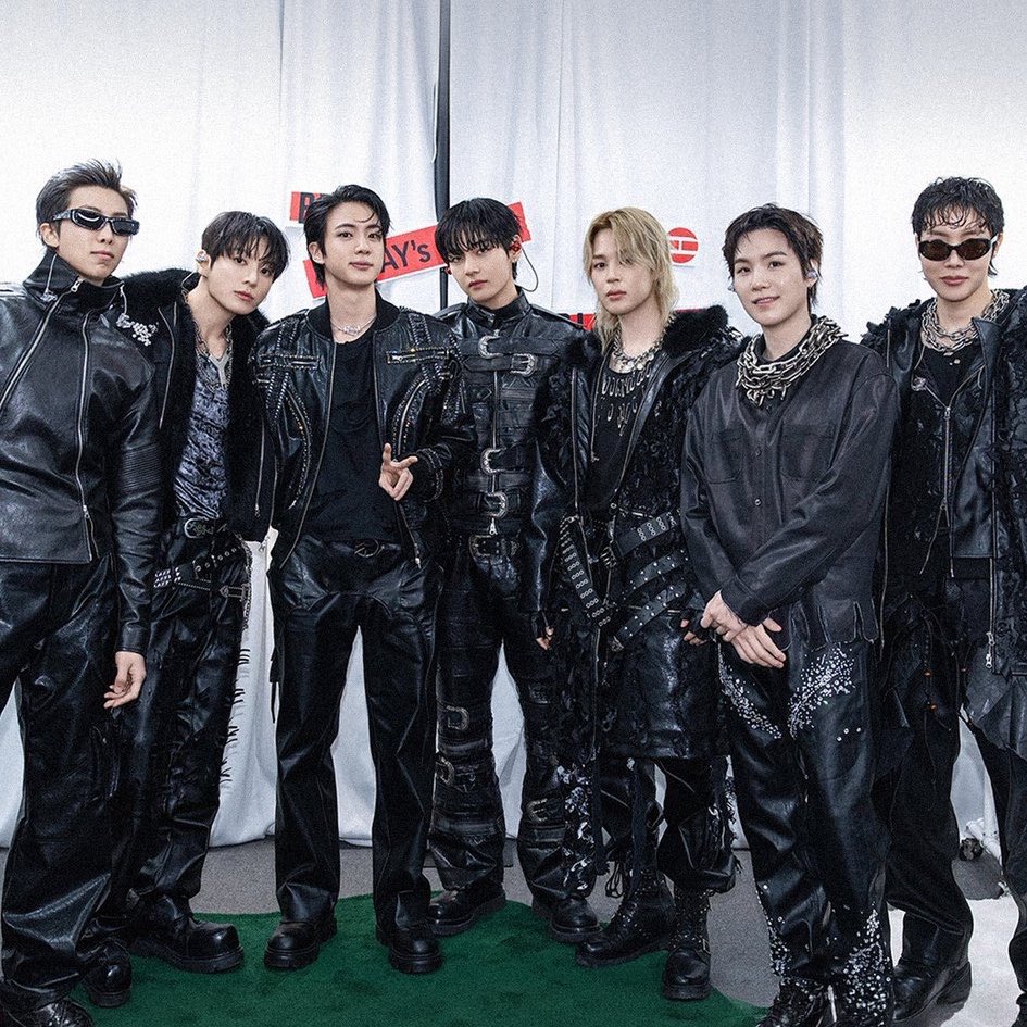 btschartsxdaily's tweet photo. [NEWS] Rolling Stone gives a perfect 5/5 rating to #BTS's “ARIRANG World Tour” concert in London! 🇬🇧

"The South Korean group reclaimed their throne as the biggest band in the world in style." https://t.co/FOYxhpyKaL