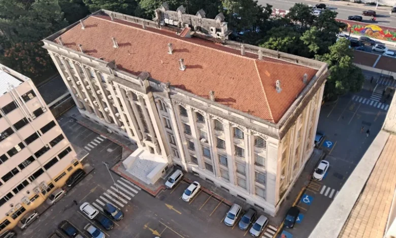 julianapt's tweet photo. NÃO AO FECHAMENTO ❌

Funcionários fazem abraço simbólico do Instituto Adolfo Lutz.  Equipamento de 134 anos está ameaçado de fechamento pelo governo Tarcisio. Instituto é fundamental na realização de importantes pesquisas científicas  e atende o SUS. https://t.co/FVVrH3gUgc