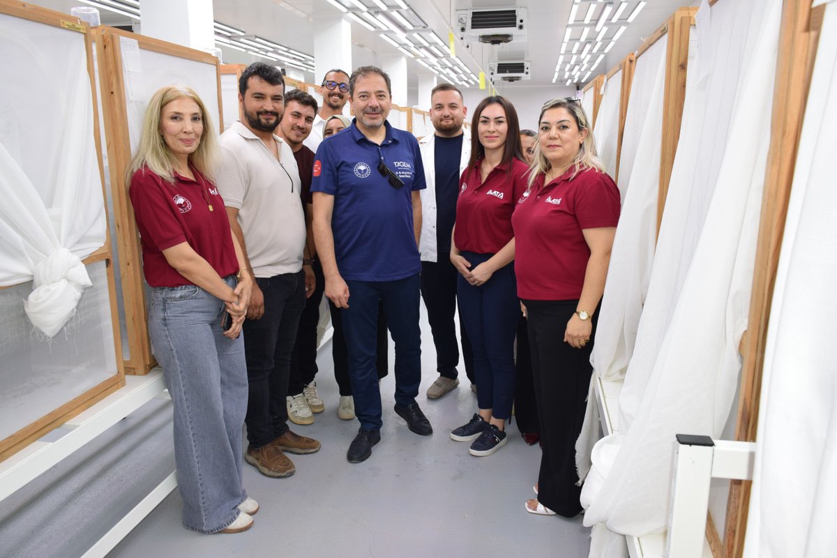 tagemgovtr's tweet photo. Genel Müdürümüzden Alata Bahçe Kültürleri Araştırma Enstitümüze Ziyaret 🌿

Genel Müdürümüz Sayın Dr. M. Altuğ Atalay, Alata Bahçe Kültürleri Araştırma Enstitümüzü ziyaret etti. Ziyaret kapsamında Enstitü Müdürümüz Sayın Dr. Nihal Denli tarafından Enstitüde yürütülen çalışmalar ve devam eden projelere ilişkin sunum gerçekleştirildi.

Ziyaret kapsamında, 2025 yılında faaliyete başlayan Faydalı Böcek Üretim Tesisi incelenerek tesiste yürütülen biyolojik mücadele faaliyetleri yerinde değerlendirildi.

Ayrıca, Çevre, Şehircilik ve İklim Değişikliği Bakanlığı ile Türkiye-Avrupa Birliği İklim Değişikliği Hibe Programı kapsamında hibe almaya hak kazanan "Yeşil Kalkan: İklim Değişikliği Karşısında Sürdürülebilir Tarım İçin Biyolojik Çözümler" projesi hakkında bilgi verildi. Proje kapsamında, turunçgillerde unlu bite karşı biyolojik mücadelenin yaygınlaştırılması, drone destekli salım sistemlerinin geliştirilmesi ve üreticilere yönelik eğitim faaliyetlerinin yürütülmesi hedefleniyor.

Ziyaretin sonunda Enstitü personeliyle bir araya gelen Genel Müdürümüz, yürütülen çalışmalara ilişkin değerlendirmelerde bulunarak özverili çalışmalarından dolayı personele teşekkür etti ve çalışmalarında başarılar diledi.
@TCTarim @alatabkae