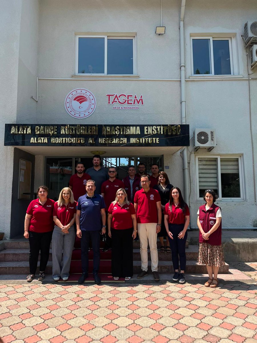 tagemgovtr's tweet photo. Genel Müdürümüzden Alata Bahçe Kültürleri Araştırma Enstitümüze Ziyaret 🌿

Genel Müdürümüz Sayın Dr. M. Altuğ Atalay, Alata Bahçe Kültürleri Araştırma Enstitümüzü ziyaret etti. Ziyaret kapsamında Enstitü Müdürümüz Sayın Dr. Nihal Denli tarafından Enstitüde yürütülen çalışmalar ve devam eden projelere ilişkin sunum gerçekleştirildi.

Ziyaret kapsamında, 2025 yılında faaliyete başlayan Faydalı Böcek Üretim Tesisi incelenerek tesiste yürütülen biyolojik mücadele faaliyetleri yerinde değerlendirildi.

Ayrıca, Çevre, Şehircilik ve İklim Değişikliği Bakanlığı ile Türkiye-Avrupa Birliği İklim Değişikliği Hibe Programı kapsamında hibe almaya hak kazanan "Yeşil Kalkan: İklim Değişikliği Karşısında Sürdürülebilir Tarım İçin Biyolojik Çözümler" projesi hakkında bilgi verildi. Proje kapsamında, turunçgillerde unlu bite karşı biyolojik mücadelenin yaygınlaştırılması, drone destekli salım sistemlerinin geliştirilmesi ve üreticilere yönelik eğitim faaliyetlerinin yürütülmesi hedefleniyor.

Ziyaretin sonunda Enstitü personeliyle bir araya gelen Genel Müdürümüz, yürütülen çalışmalara ilişkin değerlendirmelerde bulunarak özverili çalışmalarından dolayı personele teşekkür etti ve çalışmalarında başarılar diledi.
@TCTarim @alatabkae