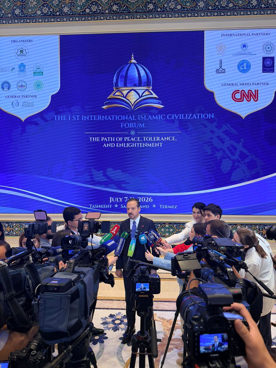 zorlu77's tweet photo. Özbekistan'ın başkenti Taşkent'te düzenlenen 1. Uluslararası İslam Medeniyeti Forumu’na katılarak Cumhurbaşkanımız Sayın @RTErdogan’ın Özbekistan Cumhurbaşkanı Sayın Mirziyoyev ve forum katılımcılarına gönderdiği mesajını okuduk. 

Cumhurbaşkanımız mesajında “Ayrışmaların derinleştiği, nefret söylemlerinin ve İslamofobinin arttığı bir dönemde İslam'ın hakiki yüzünü yeniden insanlığa anlatmak tarihi bir sorumluluktur." ifadelerine yer verdi.

Ardından bize ayrılan sürede konuşmamızı Özbekçe olarak gerçekleştirdik. Biz Maturidi'nin aklıyla güçlenecek, Buhari'nin ilmiyle aydınlanacak, Nakşibendi'nin gönül anlayışıyla birbirimize daha da kenetleneceğiz. Türk dünyası ve İslam alemi olarak birlik, beraberlik ve huzur duvarına hep birlikte sağlam tuğlalar koyacağız.

Bu önemli uluslararası buluşmanın birliğimize katkılar sağlamasını diliyorum. 

#Özbekistan #Taşkent #TürkDünyası