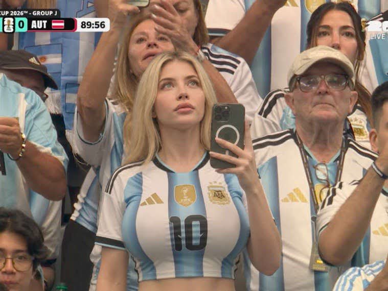 Sanyorchv's tweet photo. Dos GRANDES razones para apoyar a Argentina éste día. 🥵⚽⚽🇦🇷 https://t.co/SVDnxjbQwy