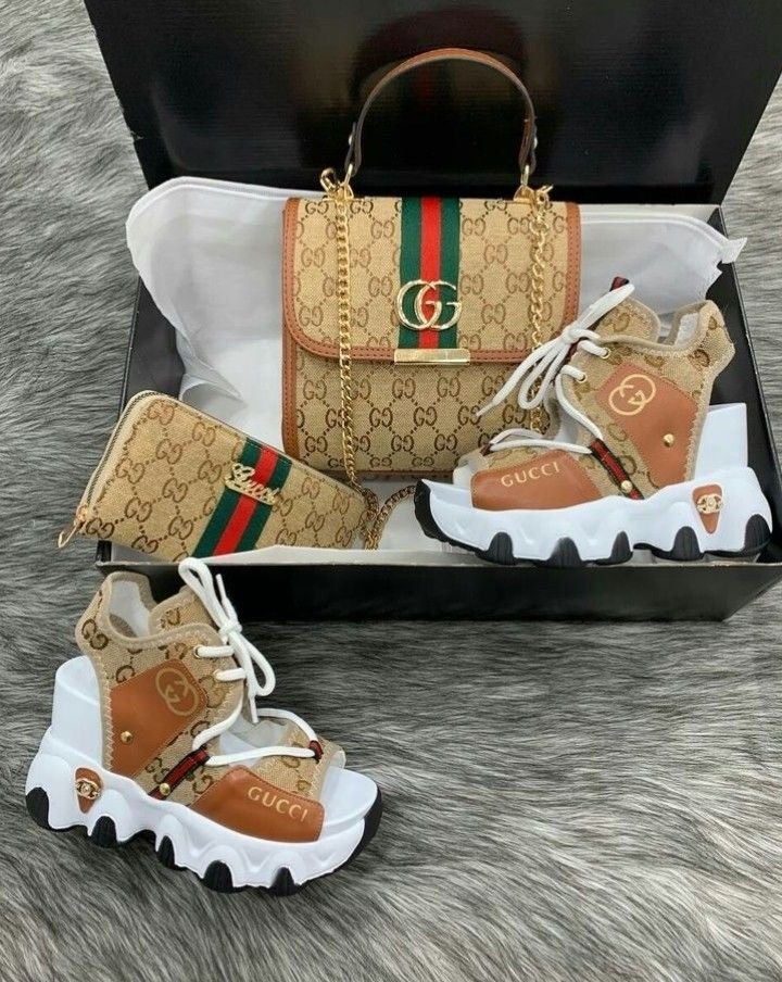 TheOutsidePlug's tweet photo. If you are to choose between the two, which of them will you prefer to rock with? 👠 👜 https://t.co/s7OdJbODtJ