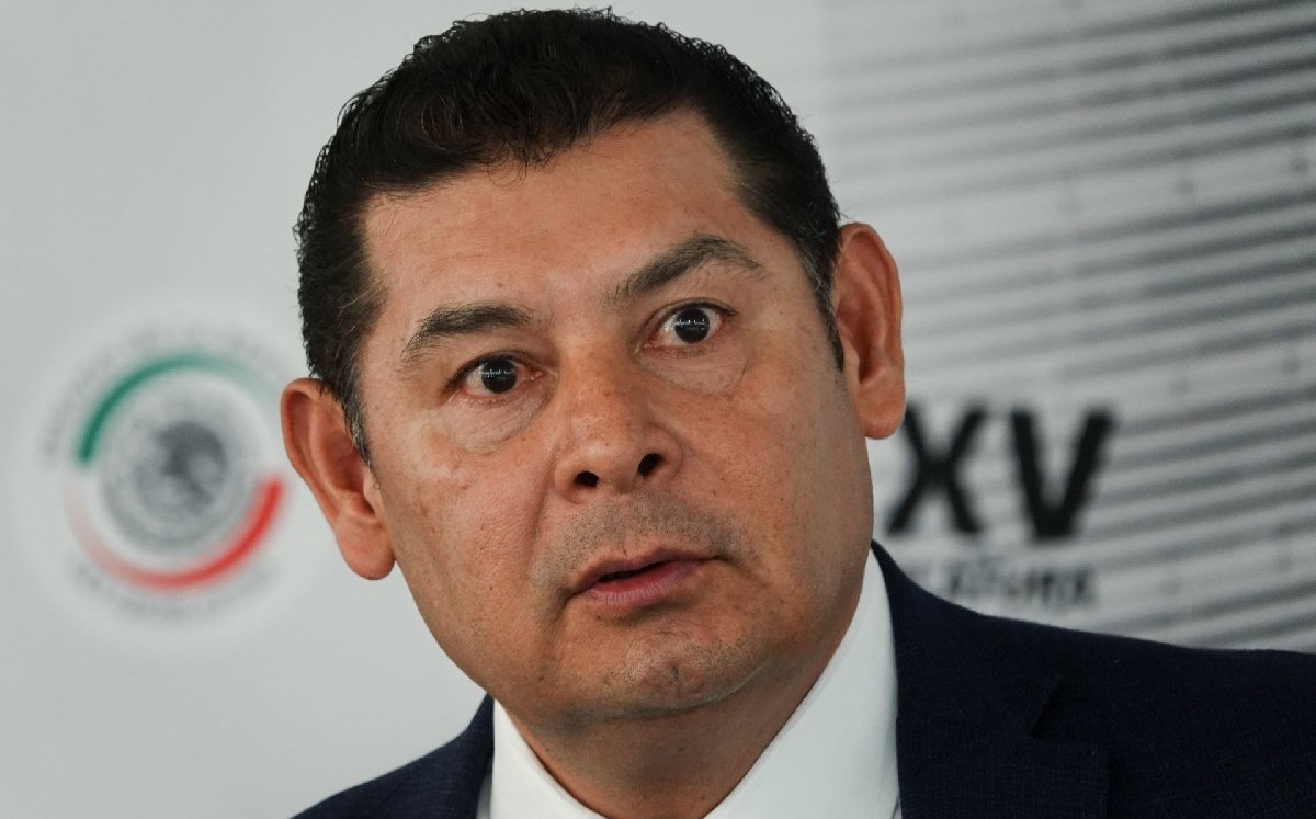 AlexBaks82's tweet photo. Alejandro Armenta dice que las 140 fotomultas fueron culpa de su chofer.
Qué raro... porque normalmente un chofer oficial maneja para su jefe. ¿En serio que creamos que en 140 ocasiones nunca estuvo ahí para decirle: "bájale tantito"? https://t.co/nF9jjgy9J0