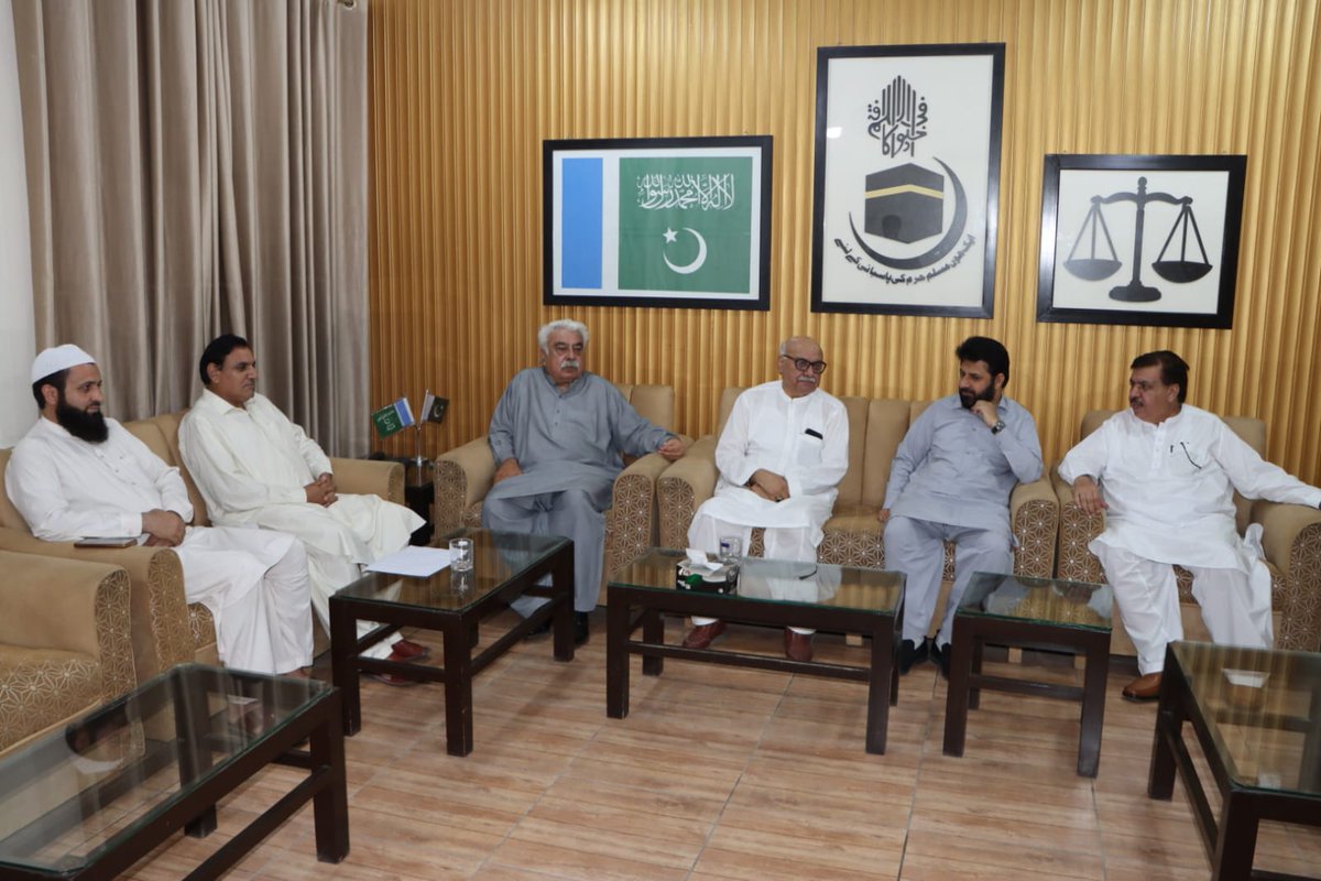 ANPMarkaz's tweet photo. پشاور: صوبائی صدر اے این پی میاں افتخار حسین کی قیادت میں وفد کی جماعتِ اسلامی کے مرکز آمد۔ وفد نے امیر جماعتِ اسلامی خیبر پختونخوا شمالی عنایت اللہ خان سے ملاقات کی اور 13 جولائی کو اے این پی کے زیرِ اہتمام ملاکنڈ ڈویژن میں ٹیکس کے نفاذ کے خلاف منعقد ہونے والے "لویہ جرگہ" میں شرکت کی دعوت دی۔ وفد میں جنرل سیکرٹری حسین شاہ یوسفزئی، صوبائی سالار شاکر اللہ شنواری، صدر اے این پی سوات شیر شاہ خان سمیت دیگر اراکین بھی موجود تھے۔

#ANP | #ANPPakhtunKhwa