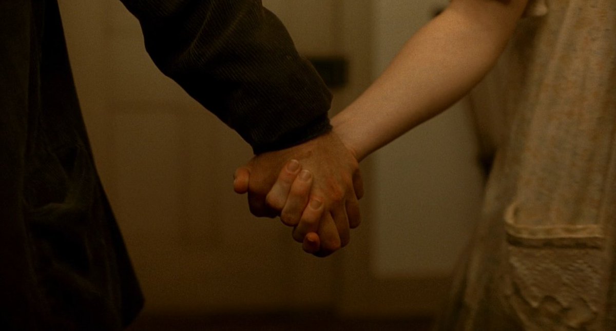 diegoquaglia2's tweet photo. A Vila (The Village, M. Night Shyamalan) e a constante atenção pras mãos. https://t.co/9SADm7oVTq