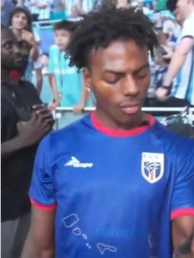 liberta___depre's tweet photo. A Fifa anunciou hoje que abriu investigação de um possível caso de racismo contra o influenciador norte-americano Darren Watkins Jr, o IShowSpeed.

A entidade informou que o episódio aconteceu no jogo entre Argentina e Cabo Verde, pela segunda fase. Os sul-americanos venceram o duelo por 3 a 2, na prorrogação.

Speed esteve no estádio vestindo uma camisa de Cabo Verde e foi hostilizado por torcedores argentinos.

Via: @UOLEsporte 

📷Divulgação