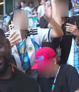 liberta___depre's tweet photo. A Fifa anunciou hoje que abriu investigação de um possível caso de racismo contra o influenciador norte-americano Darren Watkins Jr, o IShowSpeed.

A entidade informou que o episódio aconteceu no jogo entre Argentina e Cabo Verde, pela segunda fase. Os sul-americanos venceram o duelo por 3 a 2, na prorrogação.

Speed esteve no estádio vestindo uma camisa de Cabo Verde e foi hostilizado por torcedores argentinos.

Via: @UOLEsporte 

📷Divulgação
