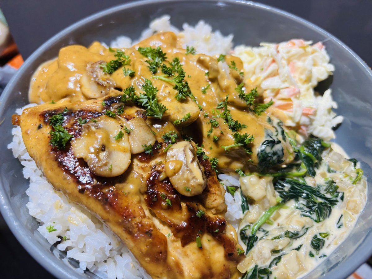 ladyhuneybee's tweet photo. My heart ❤️ is full ❤️❤️❤️🤌 creamy chicken with rice and spinach . Dessert will be the ice cream I made https://t.co/cRikjyBN9z
