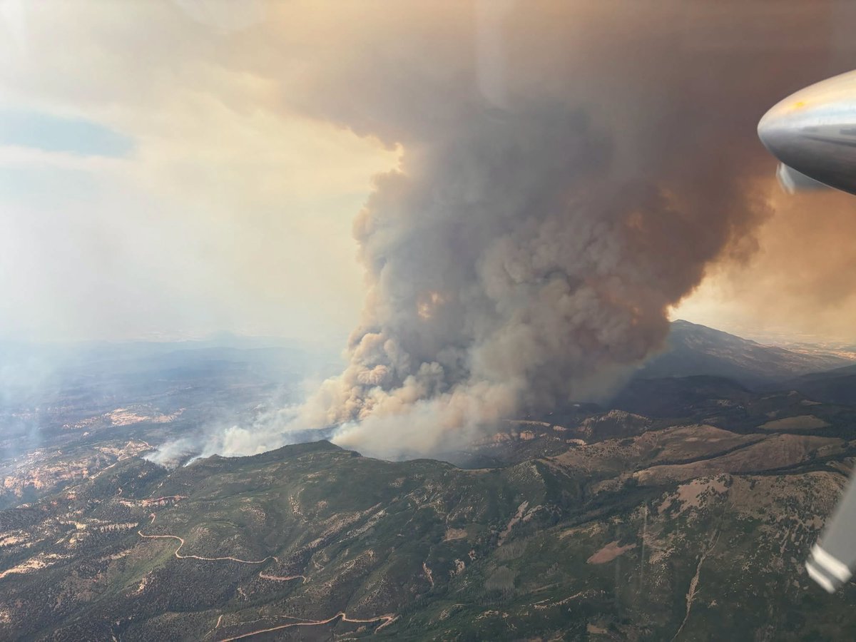 tvheidihatch's tweet photo. 🔥 BABYLON FIRE UPDATE: The Babylon Fire has now burned more than 100,000 acres as firefighters continue working to protect communities and critical infrastructure near Monticello.
Latest numbers:
🔥 100,479 acres
🚫 0% contained
🏠 5 structures lost
👨🚒 1,204 personnel assigned
🚁 21 helicopters
Fire activity increased Monday, with the most significant growth to the east and northeast.
Firefighters continue reinforcing large containment lines using heavy equipment, hand crews and natural terrain, while aircraft dropped retardant to slow the fire's advance on the eastern flank.
On the north side, crews were able to work directly along portions of the fire's edge to extinguish hotspots and strengthen containment. Structure protection remains underway in and around Monticello, where firefighters continue hardening homes, infrastructure and other critical facilities.
⚠️ Hot, dry weather, gusty winds and the potential for dry lightning are expected to keep fire behavior active Tuesday.Evacuations remain in effect for several San Juan County zones, and closures continue across portions of the Manti-La Sal National Forest, Canyonlands National Park's Needles District and nearby Bureau of Land Management lands. Officials are asking the public to stay out of all closure areas while firefighting operations continue. 🔥🚒