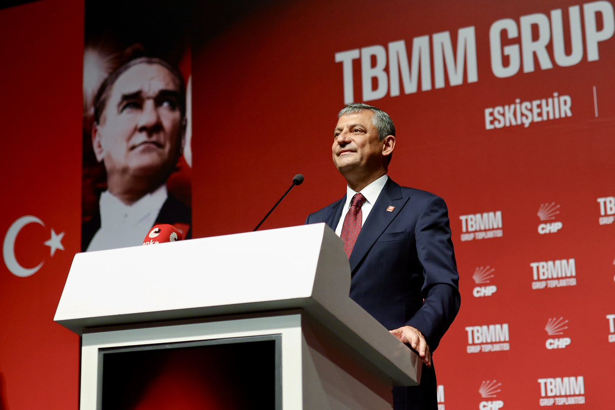 ayseunluce's tweet photo. Cumhuriyet Halk Partisi Seçilmiş Genel Başkanı Sayın Özgür Özel’i ve değerli milletvekillerimizi TBMM Grup Toplantısı dolayısıyla şehrimizde ağırladık.

Demokrasiye, dayanışmaya ve ortak geleceğimize dair güçlü mesajların paylaşıldığı bu anlamlı buluşmanın ardından, Sayın Özgür Özel ile birlikte Hamamyolu’nda hemşehrilerimizle bir araya geldik. 

Sonrasında hep birlikte Odunpazarı Belediyemizin Vadişehir’de hayata geçirdiği Dr. Nurten – Lütfü Yüksel Alzaymır Merkezi’nin açılışını gerçekleştirdik.

Gün boyu bizlerle beraber olan tüm hemşehrilerime teşekkür ediyorum.