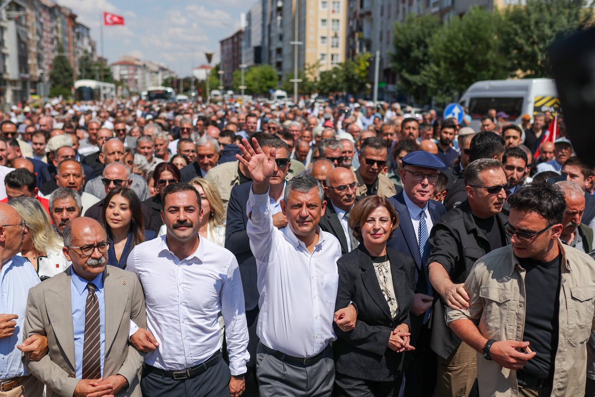 ayseunluce's tweet photo. Cumhuriyet Halk Partisi Seçilmiş Genel Başkanı Sayın Özgür Özel’i ve değerli milletvekillerimizi TBMM Grup Toplantısı dolayısıyla şehrimizde ağırladık.

Demokrasiye, dayanışmaya ve ortak geleceğimize dair güçlü mesajların paylaşıldığı bu anlamlı buluşmanın ardından, Sayın Özgür Özel ile birlikte Hamamyolu’nda hemşehrilerimizle bir araya geldik. 

Sonrasında hep birlikte Odunpazarı Belediyemizin Vadişehir’de hayata geçirdiği Dr. Nurten – Lütfü Yüksel Alzaymır Merkezi’nin açılışını gerçekleştirdik.

Gün boyu bizlerle beraber olan tüm hemşehrilerime teşekkür ediyorum.