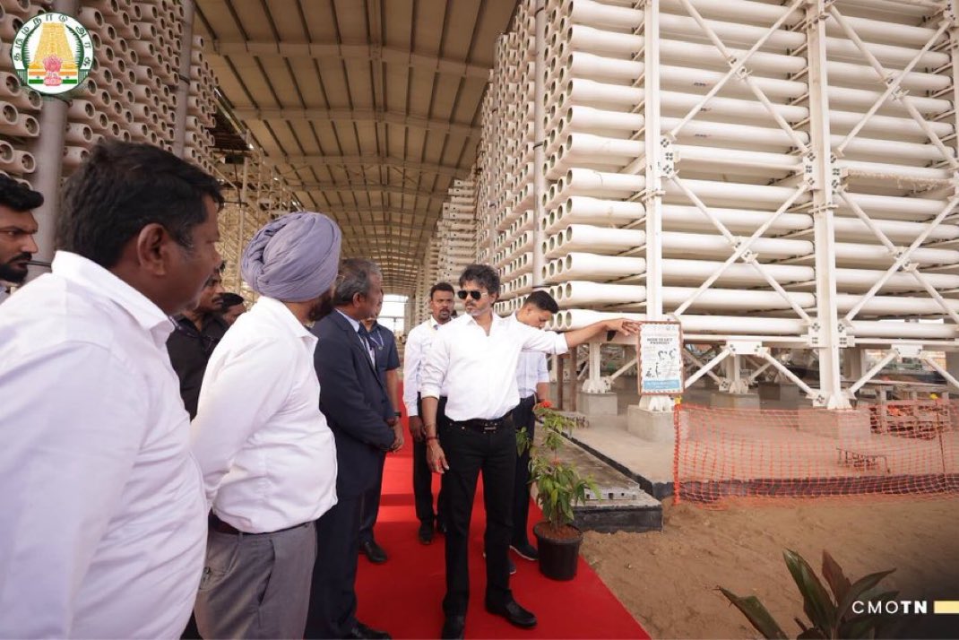 aandavar2031CM's tweet photo. Enakennamo indha officers kita thaniya Behindwoods, Galatta la irundhu interview edupanunga thonudhu

Avanungalum script padi

"Avaru romba smart ah ideas kodutharunga, Naangale shock agitom, Engaluke theriadha ideas lam kudutharu" nu solli vacha madhiri pesuvanunga https://t.co/huUUXWmYEf