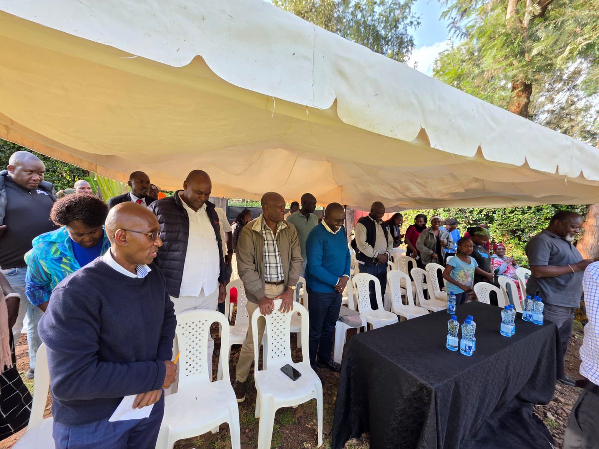 JalangoMwenyewe's tweet photo. Today, I had the pleasure of joining the Forest View Estate Community for an evening tea to celebrate the successful completion of Phase One of their estate road project. I also took time to inspect the remaining works and discuss the next steps toward full completion. https://t.co/P0Dx3w2FOe