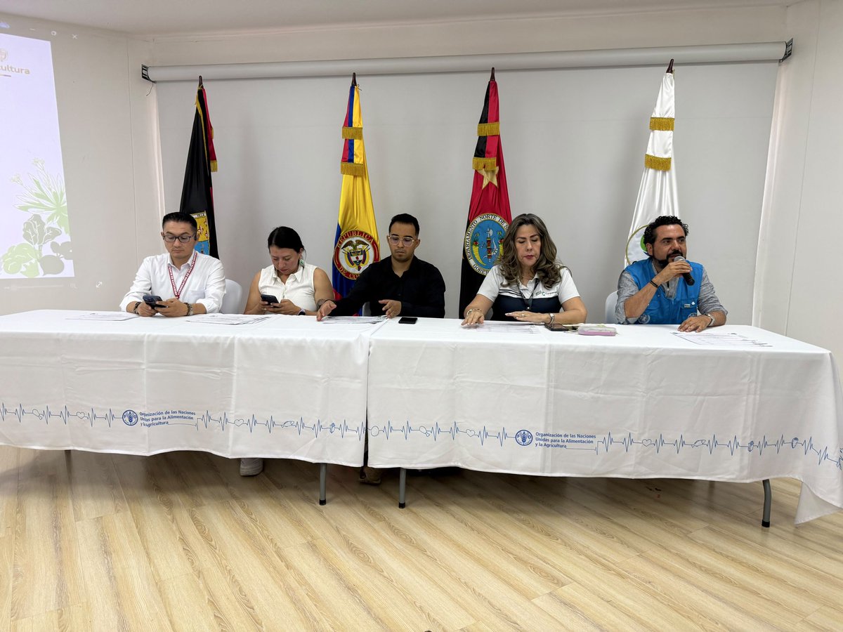 FAO_Colombia's tweet photo. Hoy en el lanzamiento oficial y rueda de negocios de MercaPáramo, junto a productores de #NortedeSantander que le apuestan a la agricultura de bajo impacto @MinAgricultura @CORPONOR @GoberNorte @MinAmbiente. Abriendo mercados y promoviendo la producción sostenible en Santurbán 🌱 https://t.co/hJmqUjQOp6