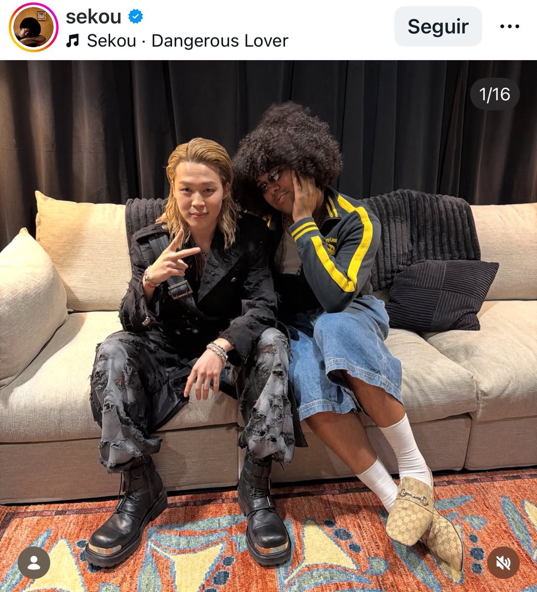 jm_dogs's tweet photo. o cantor sekou conseguiu encontrar o jimin e ainda tirou fotos com ele nos bastidores 😭 

o jimin usou uma música dele em um post há um tempo atrás, e parece que o bts convidou ele pro show 💗 

sekou colocou na legenda do post: “ACONTECEU!! @/j.m ❤️🥹🥺 Sou um fã tão grande do BTS, isso é uma loucura! @/bts.bighitofficial obrigado por me convidarem para o show e também pelo presente. honestamente, foi muito inspirador assistir vocês. Eu nunca tinha visto um show como aquele. Uau!!!!!!!!!!”
