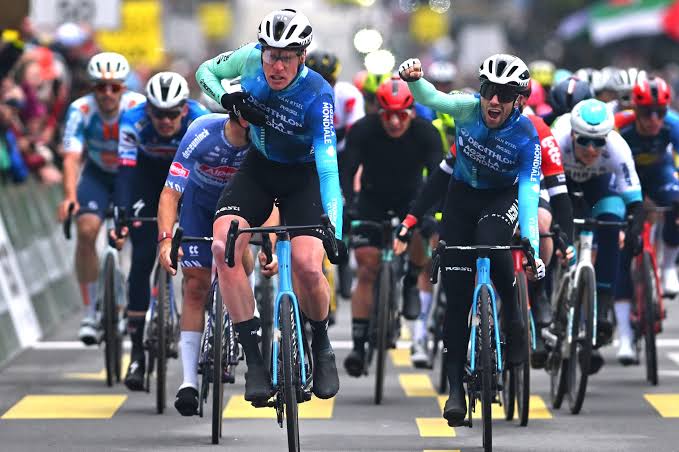 AlexDhontcic's tweet photo. "Deux équipes dont les supporters peuvent se permettre de discuter en toute détente des victoires à partager entre coureurs.

N'est-ce pas magnifique ?" https://t.co/SwmQCQP2oP