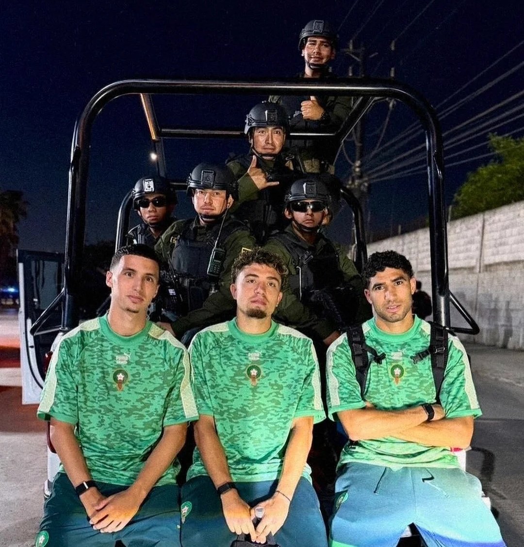 ActuFootMaroc's tweet photo. 🇲🇦😂 𝗜𝗡𝗦𝗢𝗟𝗜𝗧𝗘 | Achraf Hakimi, Bilal El Khannouss et Neil El Aynaoui avec la police Mexicaine ! 🇲🇽🪖 https://t.co/HqG1iLiXau