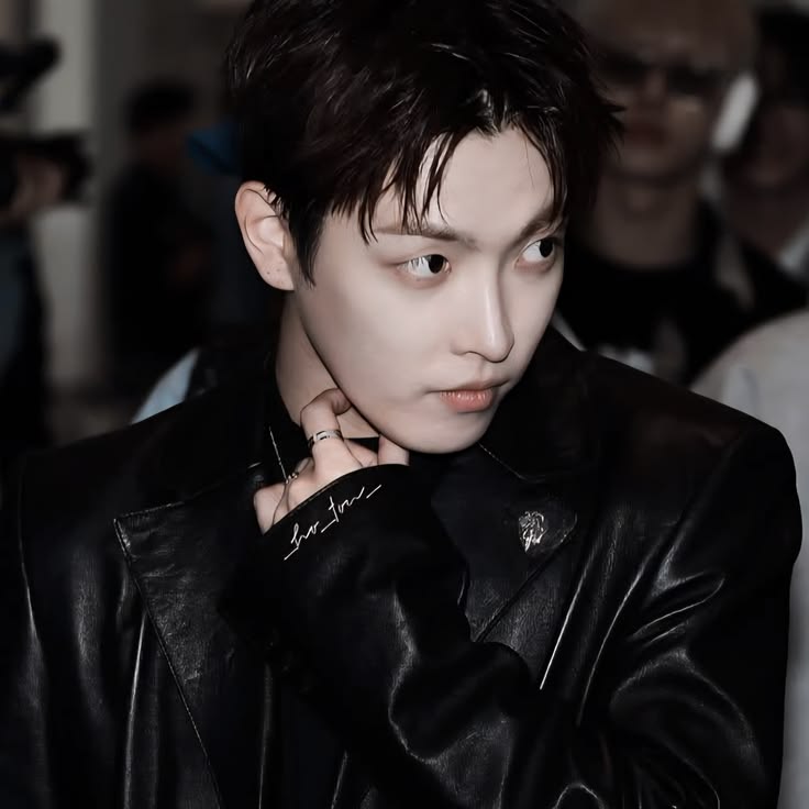hwasanifics's tweet photo. ❝ — Você viu as fotos da casa do mentor novo? É bonita e sombria como ele. Eu teria medo de pisar lá.
— O Seonghwa adora.
— O que você quer dizer com isso?
— Não fui eu quem contou, mas...❞

— Pas de Dominance 🪽 https://t.co/eI8yfi4C4t