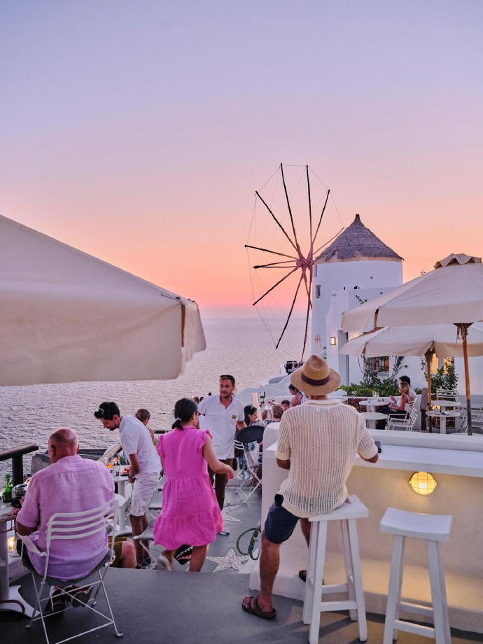 SoerenHein's tweet photo. [Watching the sun paint Santorini’s white villages gold at dusk – this is the quiet magic of slow travel ]， https://t.co/XgyCr6DCWV