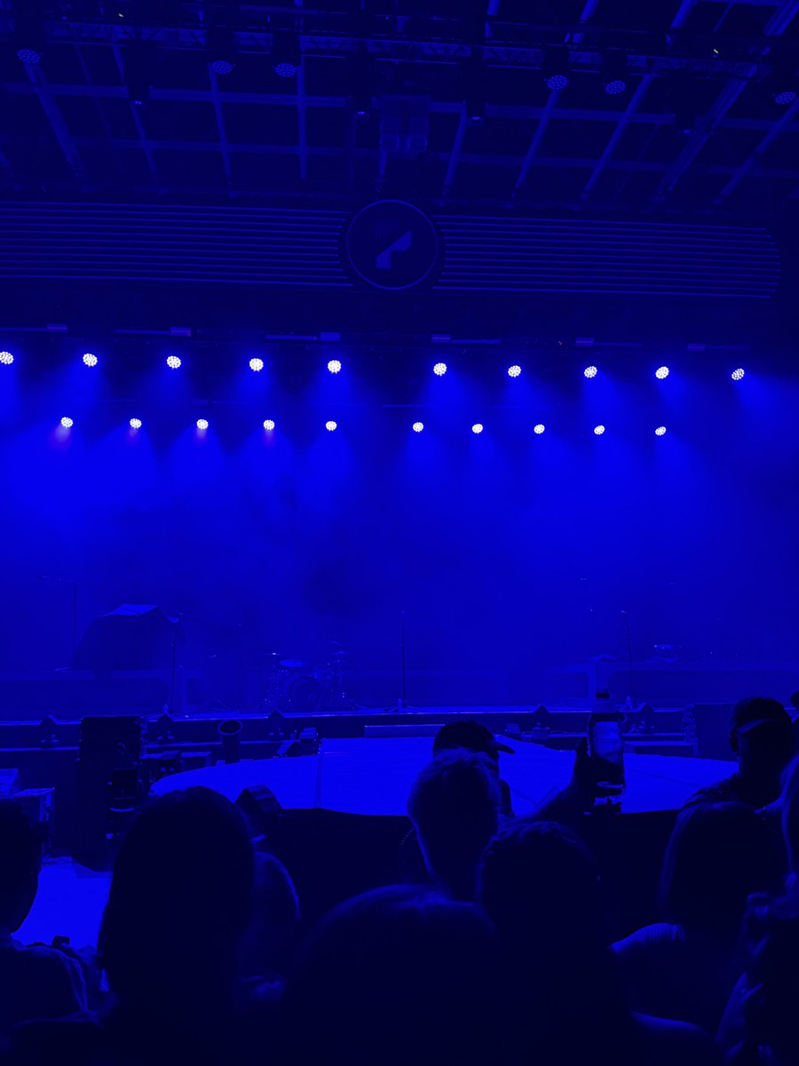 AlwaysLou_Sky's tweet photo. @FitzAndLarry I was 230 at a smaller venue and this was my view so you’re good https://t.co/oD6ilFYh0c