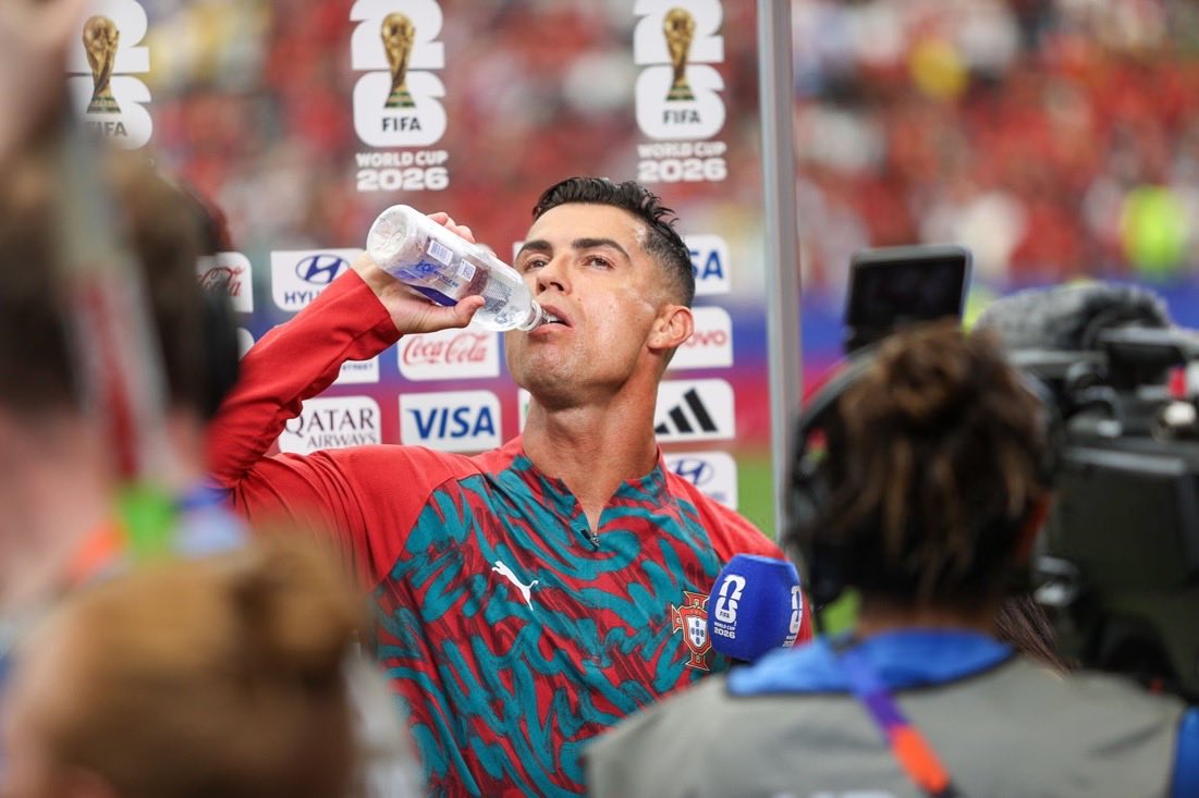 awadd_24's tweet photo. ياخي انا العن ابو شكلك و السطاوة🤯🤯
23 سنة واقف بحلوقهم!!
23سنة تحطّم مخططاتهم!!
23 سنة حاط راسك براس رؤوساء الفيفا!

معنى كلمة الاسطورة "خيال" وانت جسّدت الكلمة فالواقع 

نعم يا سادة هذا ليس خيالاً هذا متغطرس يُدعا 
كريسيتانو رونالدو دوسانتوس افيرو https://t.co/KbzLiEKoF8