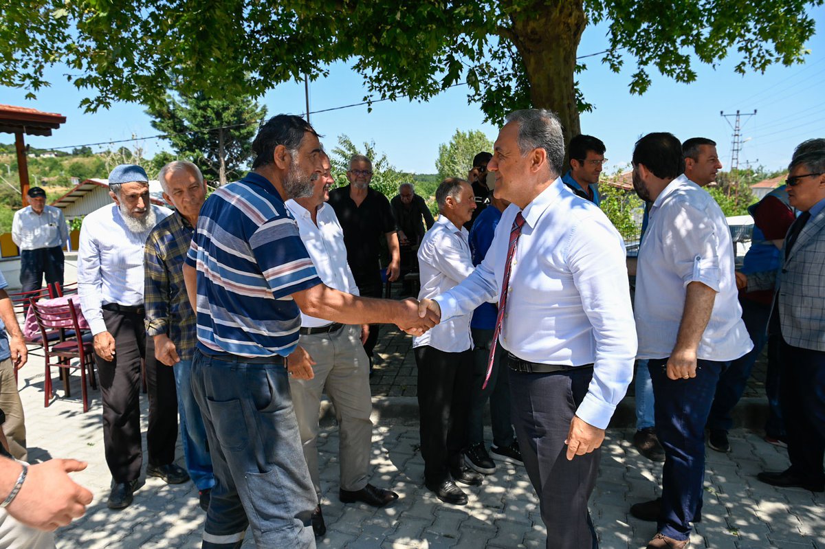 ahusta07's tweet photo. 📍Altınova/ Örencik,

 Köy ziyaretlerimizde diğer bir durağımız Örencik Köyü’müzdü. Örencik Köyü’müzde de Muhtarımız ve kıymetli hemşehrilerimizle bir araya geldik.

Bu ziyaretimizde; Sayın İl Genel Meclisi Başkanımız Hasan Soygüzel, Sayın Genel Sekreterimiz Ümit Yılmaz, Sayın Tarım ve Orman İl Müdürümüz Mustafa İlmeç ile Sayın İl Genel Meclisi Üyelerimiz de bizlere eşlik etti.

İstanbul’dan gelerek Örencik’e yerleşen emekli öğretim üyelerimizle de tanışma fırsatı bulduk. Bilgi ve birikimlerini köy yaşamıyla buluşturan hocalarımızla sohbet etmek bizleri memnun etti.

Örencikli çalışkan kadınlarımız taleplerini samimiyetle dile getirdiler. Kendilerini can kulağıyla dinledik, güzel bir iletişim kurduk. Vatandaşımızın her görüşü, hizmet yolculuğumuzda bizlere yön gösteriyor.

Bu vesileyle, Örencik ile Ahmediye arasındaki 2,5 kilometrelik yolu bu yıl sıcak asfaltla buluşturacağımızın müjdesini de paylaştık. Ayrıca olası orman yangınlarına karşı köyümüze bir yangın tankeri de kazandıracağız.

Hayırlı  olsun Örencik!
