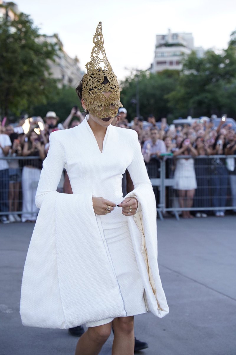 mitchomezzomo's tweet photo. mesmo se “limitando” a usar a maioria dos looks somente branco e dourado pra essa press tour de ‘a odisseia’, a cada dia é um look mais iconico que o outro https://t.co/bSuJvQVH3N