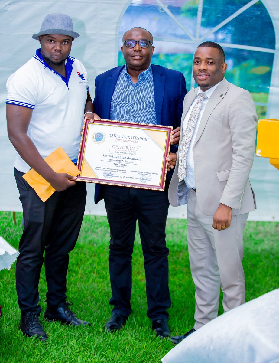 fomecaf's tweet photo. Radio Voix d’Espoir (Burundi) a décerné le Prix Charles Kirk Patrick à CIZA Innocent, employé le plus méritant de l’année...
Lire l'article : https://t.co/6NBQbDNyvs
#RadioVoixDEspoir #MédiasChrétiens #Excellence #Burundi #FOMECAF #RassemblerFormerInspirer https://t.co/xrcSIkMcrd