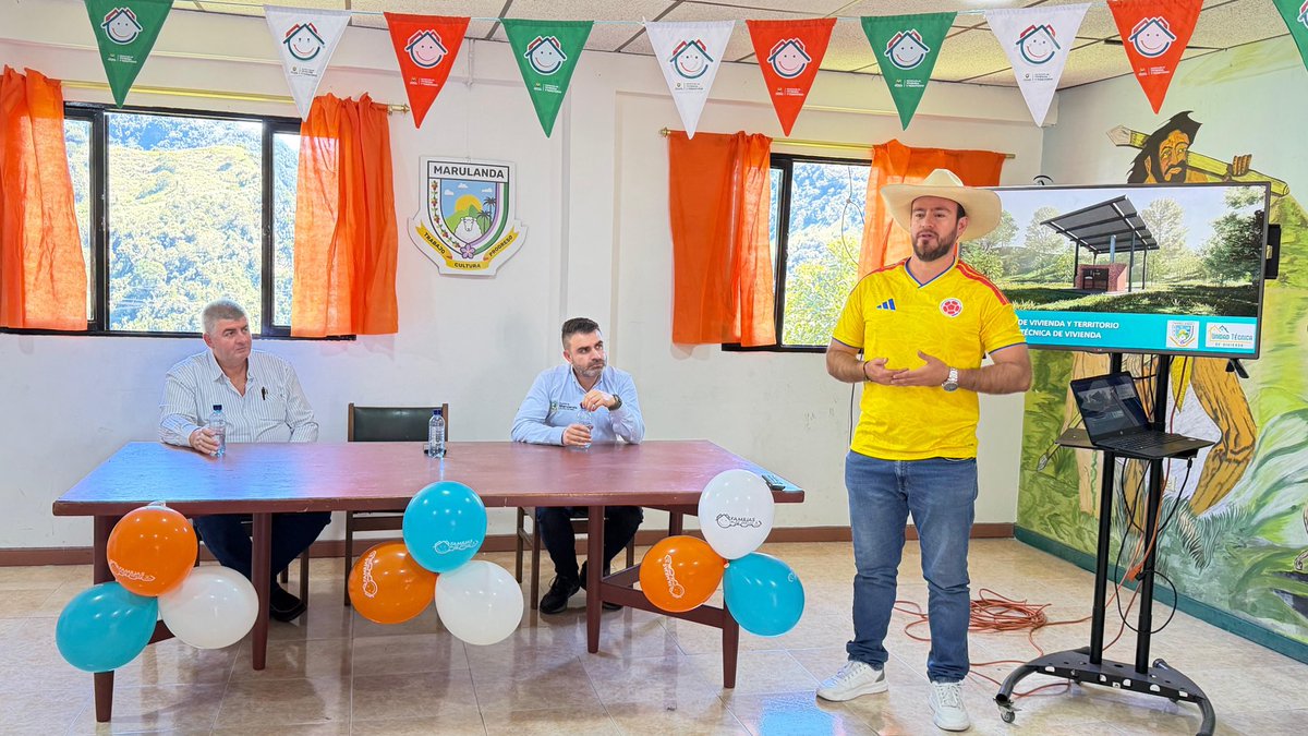 PDACaldas's tweet photo. En Marulanda, 14 familias rurales recibieron estufas ecoeficientes gracias a una iniciativa de la Gobernación de Caldas. 🏡💚 Una acción que mejora la calidad de vida, protege la salud y promueve el cuidado del medio ambiente. https://t.co/qVWnLTPuo6