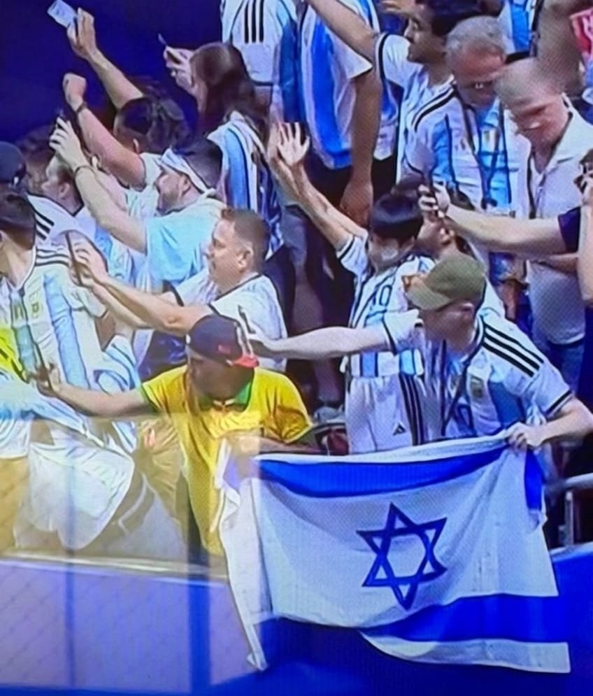RodrigoSafdiye's tweet photo. Un Chad argentino lo psicopatio al DT de Egipto con la bandera Israeli. 

El trolazo termino llorando racistmo y se ligo una tarjeta amarilla

JAJAJA https://t.co/F5x6mFZDb1