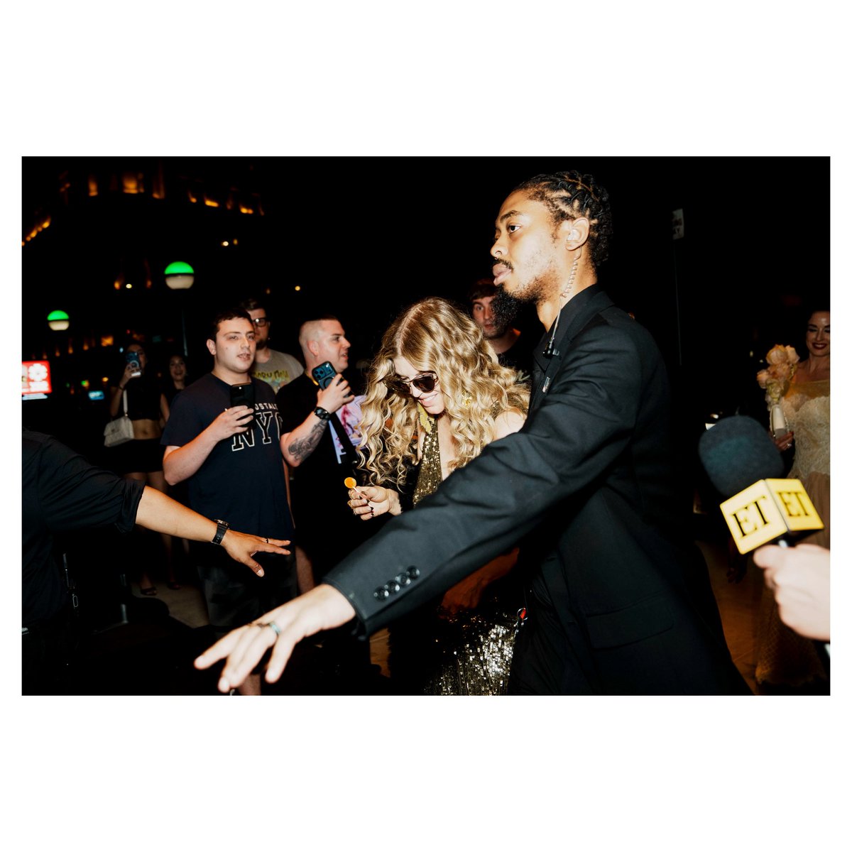 EmilTLippe's tweet photo. Guests of Taylor Swift &amp; Travis Kelce’s wedding arrive back @RitzCarlton New York, NoMad, in the early morning hours of July 4, 2026, after celebrating the couple's wedding @TheGarden.
.
.
.
Emil T. Lippe | for The Daily Mail (@DailyMail) | @taylorswift13 @tkelce https://t.co/Uf6rRWtXzP