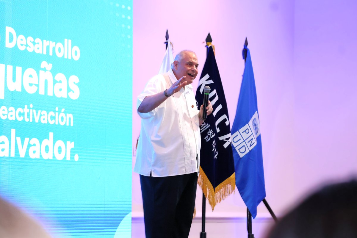 AdrianaMiraSV's tweet photo. La transformación digital de las micro y pequeñas empresas sigue avanzando. Apoyamos a @CONAMYPESV en la entrega de la "Canasta Digital MYPE 360", una iniciativa que impulsa el crecimiento y competitividad de los negocios salvadoreños, gracias a KOICA, @AgenciaEsco y @PNUDSV. 🧑‍💻 https://t.co/iecyfbtvUa
