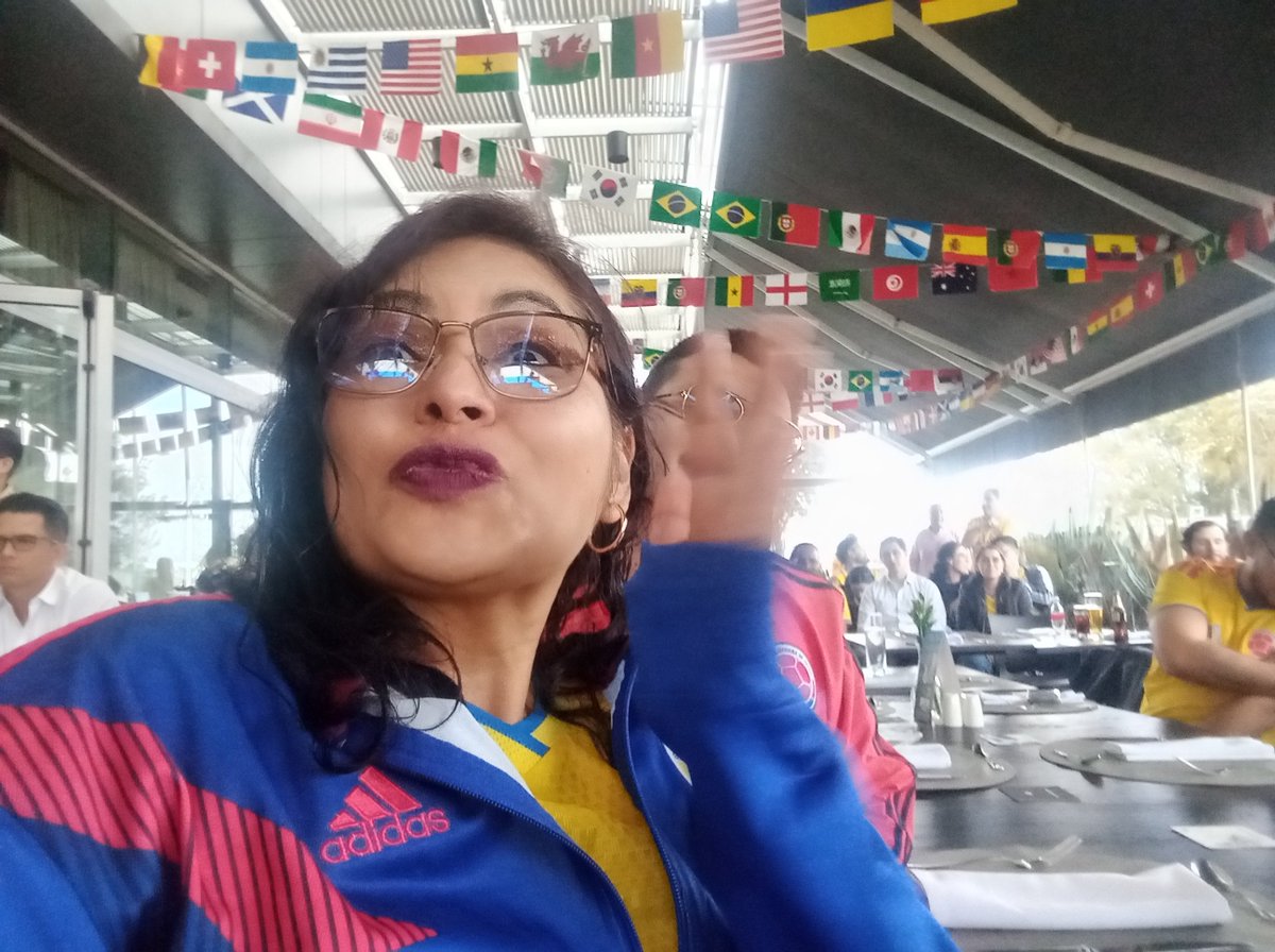 hannybeth1's tweet photo. Desde Movich Buró 26, nos reunimos  con @garrapatudo a ver el fut con @DeportesRCN  #Fıfaworldcup #hoyrespiromundial https://t.co/jJO82tuIA8