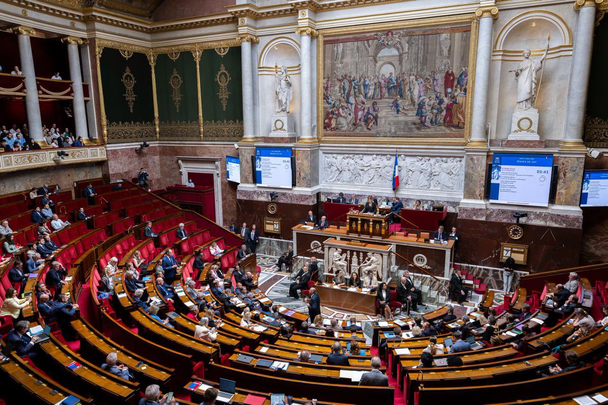 NunezLaurent's tweet photo. Ce soir, l’Assemblée nationale a fait le choix de soutenir nos forces de l’ordre.

La proposition de loi d’Éric Pauget, soutenue par le Gouvernement vient d’être adoptée. Elle instaure une présomption simple d’usage légitime de l’arme, renversable à tout moment. Elle ne fait pas obstacle à l’enquête qui est décidée dans tous les cas par l’autorité judiciaire. Elle ne crée aucune irresponsabilité pénale.

Malgré les outrances, les insultes et les tentatives d’empêcher le débat démocratique, nous avons tenu bon.

Les policiers et les gendarmes méritent d’être soutenus lorsqu’ils agissent, dans les cas prévus par la loi, pour protéger nos concitoyens.