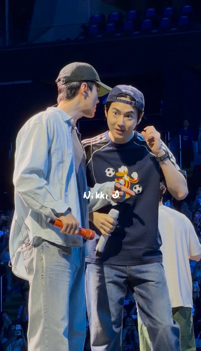 kimjunnoodle_'s tweet photo. I WONDER WHAT SEHUN TOLD JUNMYEON THAT HIS FACE WENT SO BUNNY HERE 🐰🐰🐰

#SUHO #SEHUN 
#EXhOrizon_in_MANILA 
#EXhOrizoninManila https://t.co/TeWhz8ES6u