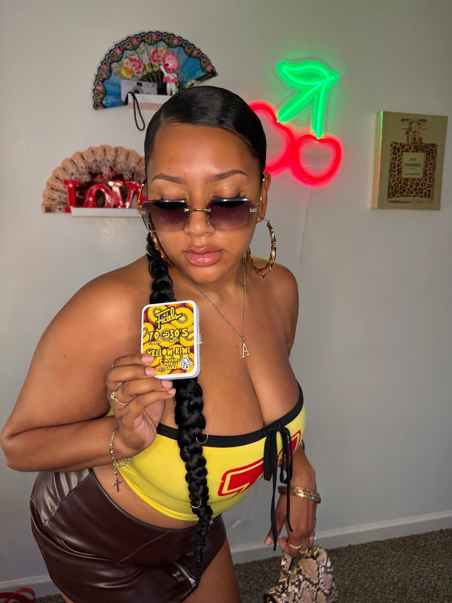 thethcbaddie's tweet photo. Stoner Girl 4evaa 💨🎀💛 https://t.co/Xr2s1ZgLZJ
