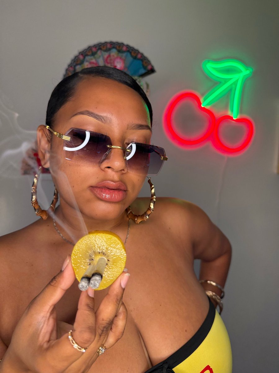 thethcbaddie's tweet photo. Stoner Girl 4evaa 💨🎀💛 https://t.co/Xr2s1ZgLZJ
