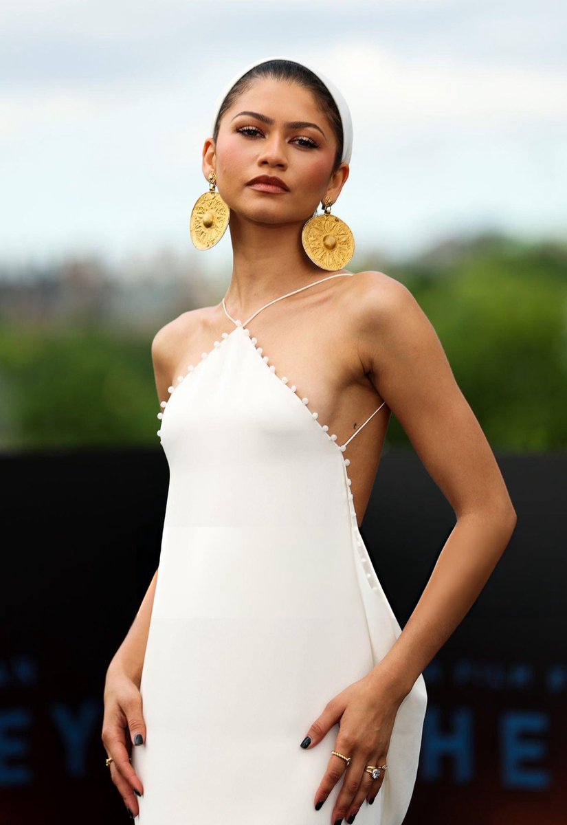 FenrirShoots's tweet photo. This run of the Odyssey with #zendaya and #styledbylaw may personally be my favourite run they have ever done together it’s actually insane like look at the material! https://t.co/b8NffR0D1q
