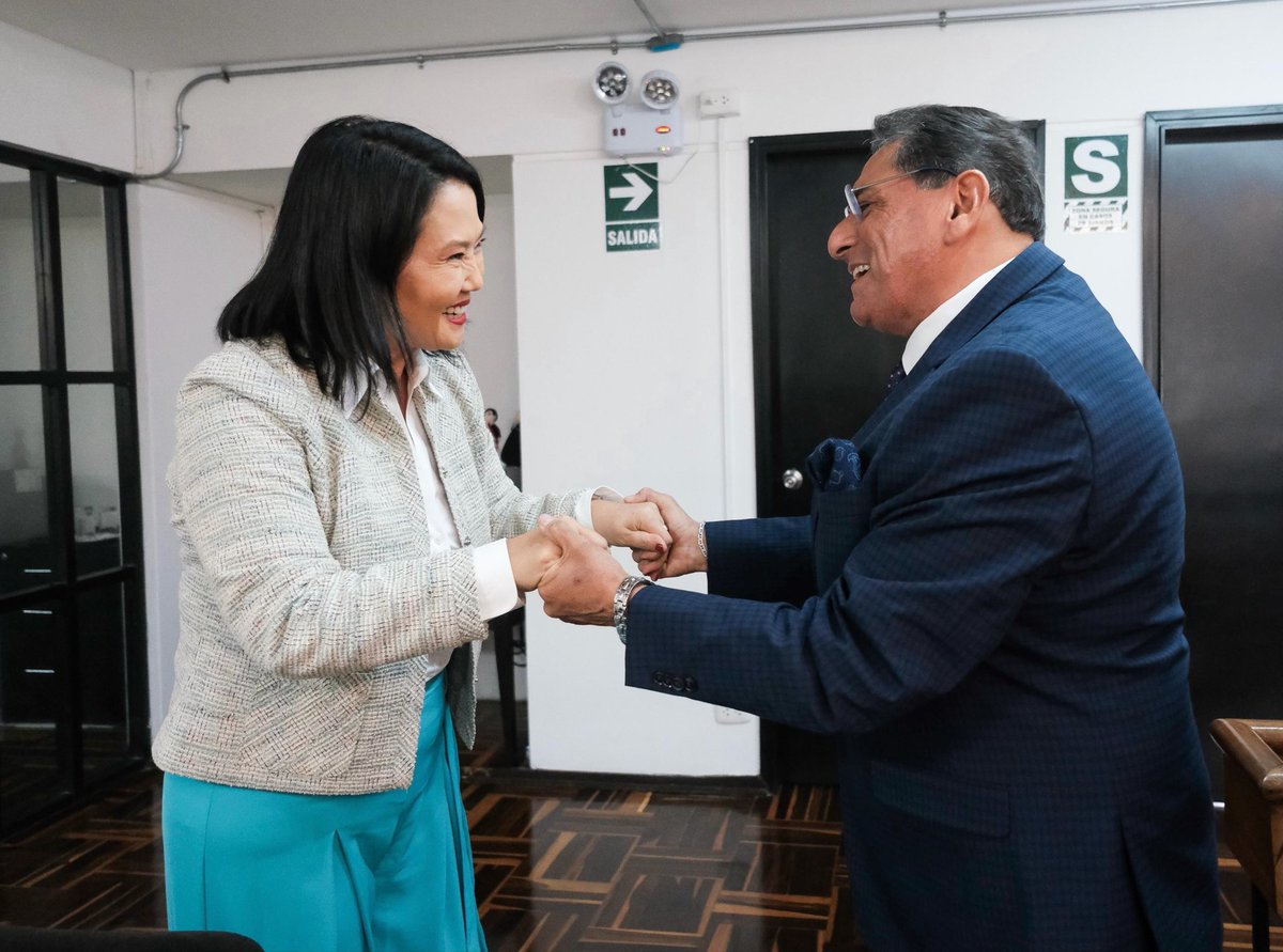 ope_peru's tweet photo. #AgendaOPE
La presidenta electa, Keiko Fujimori, recibió la visita del excandidato presidencial Carlos Álvarez. Durante el encuentro, conversaron sobre los principales desafíos del país, entre ellos la seguridad ciudadana. https://t.co/uYtSdj9BM5
