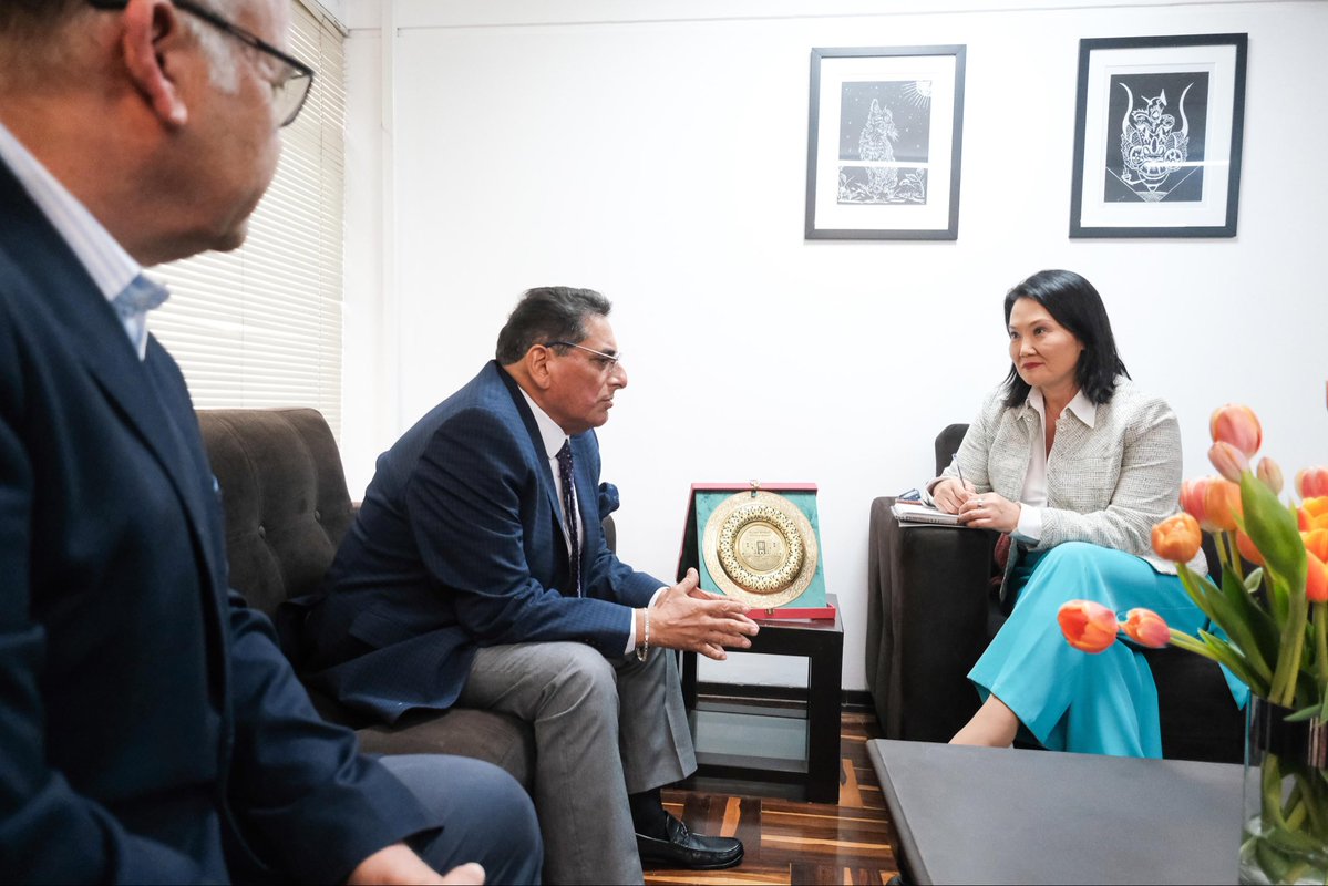 ope_peru's tweet photo. #AgendaOPE
La presidenta electa, Keiko Fujimori, recibió la visita del excandidato presidencial Carlos Álvarez. Durante el encuentro, conversaron sobre los principales desafíos del país, entre ellos la seguridad ciudadana. https://t.co/uYtSdj9BM5