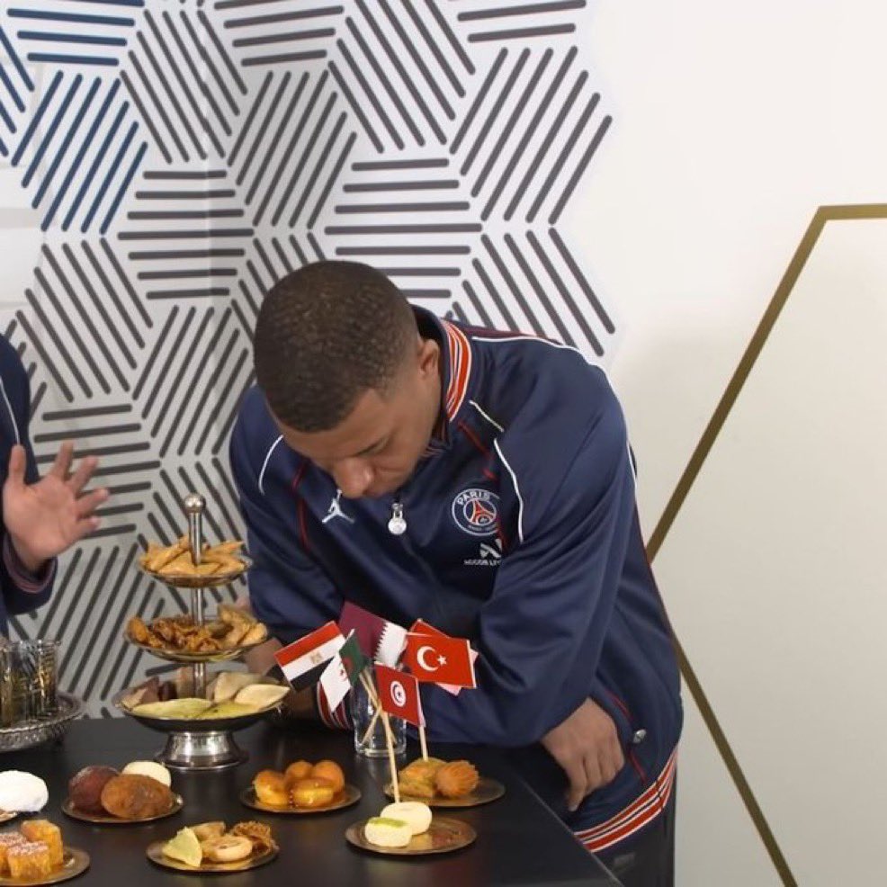 rubydelicat's tweet photo. preocupado com tanta gente torcendo pra frança nunca vi tanto pé frio reunidos numa torcida que Deus proteja meu mbappé https://t.co/GsXIcaRwM7