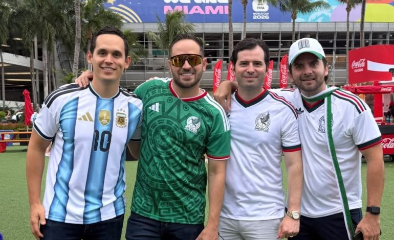 emeequis's tweet photo. 🚨 ¡Salió "cachado"! Jacobo Rodríguez, alcalde morenista de Piedras Negras, dejó sus labores para irse a Miami a ver a Messi (con boletos de hasta 5 mil dls).

Aunque argumentó que pagó con su dinero y que es su "vida privada", regidores ya lo denunciaron ante la Contraloría tras descubrirse que viajó con proveedores vigentes del Ayuntamiento en día hábil. 🏛️💸⚠️ 

vía: @Juan_OrtizMX