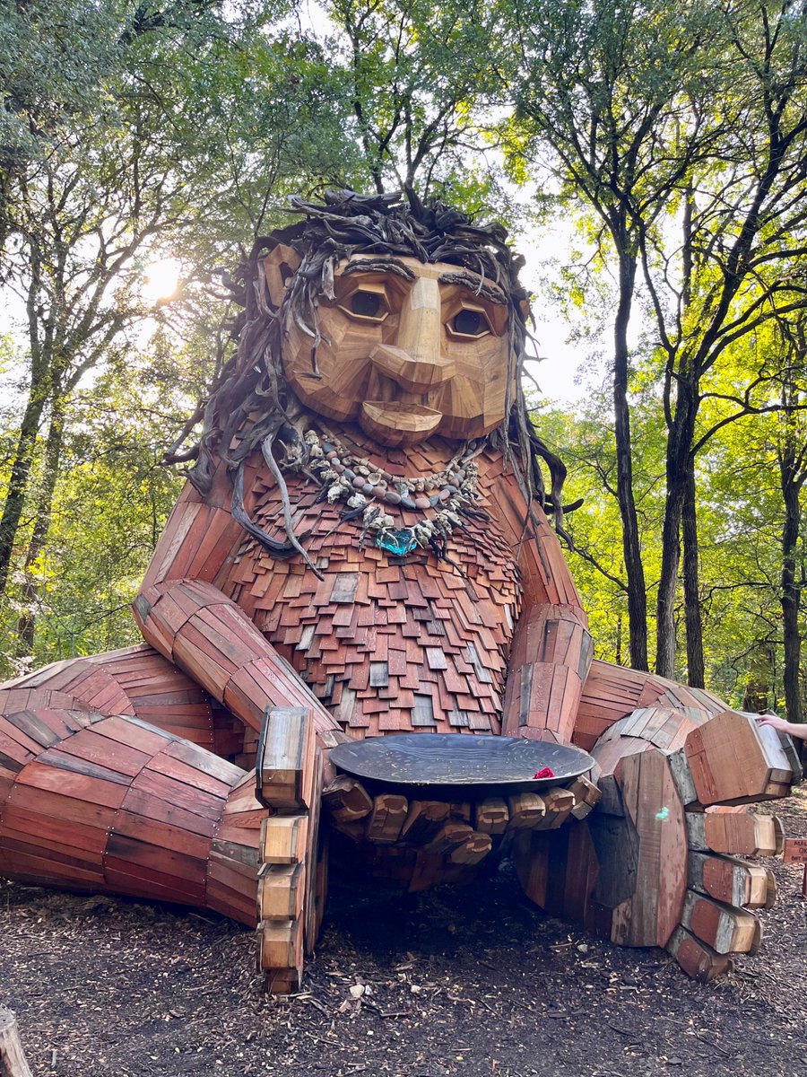パグ アートフォト「What's up？」デンマーク　レア Troll by the same Danish artist 🇩🇰 installed in the Pease Park