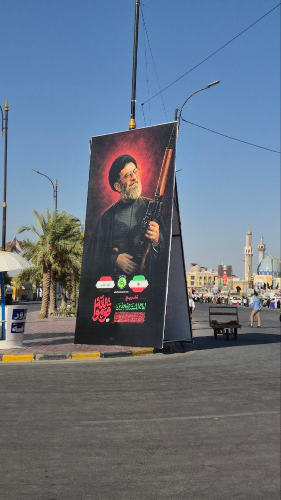 blooknews's tweet photo. کنار قدم‌های جابر 

🔹 فرودگاه نجف، در موعد آمدن ما پر شده بود از بنرهای مشکی و عده‌ای شبیه به این‌طرف و آن طرف رفتن صا��بان عزا، در هول و ولا بودند. برای آماده کردن فرودگاه. https://t.co/lpSQubebAM