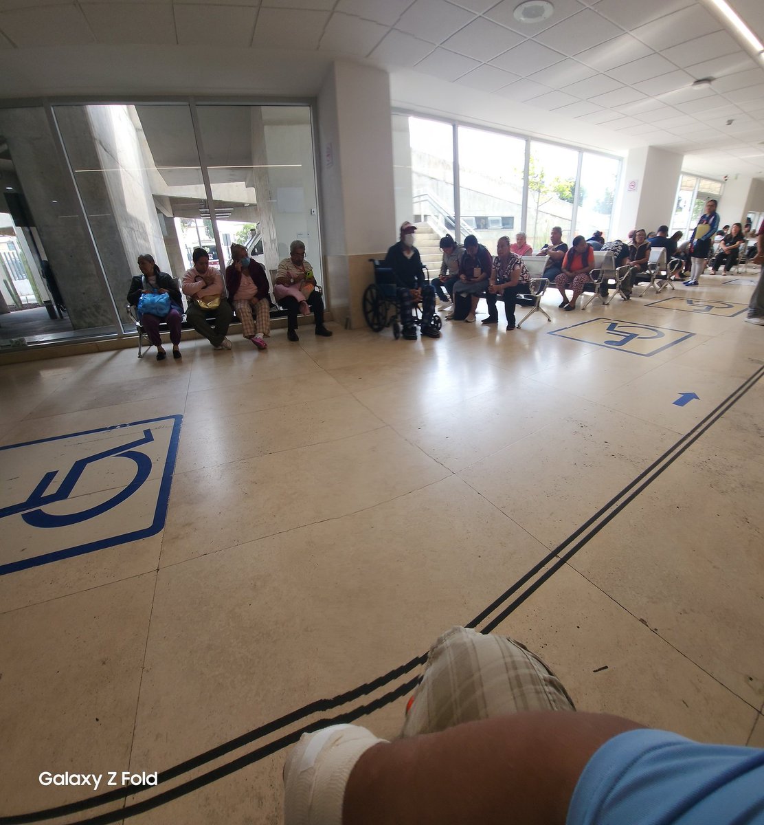 omarozapata's tweet photo. @martibatres vean el desmadre q tienen en el hospital issste tlahuac , 4 hrs y no atienden a la gente,  pesimo servicio @ISSSTE_mx https://t.co/qvdIonUzjC