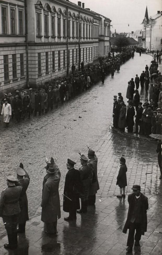 mordownik4u's tweet photo. Kolumna ukraińskich🇺🇦 ochotników chcących wstąpić dobrowolnie do 14 Dywizji Grenadierów Waffen-SS  „Galizien”,  maszerująca ulicą Tadeusza Kościuszki w Sanoku. https://t.co/vL8H6Wi304